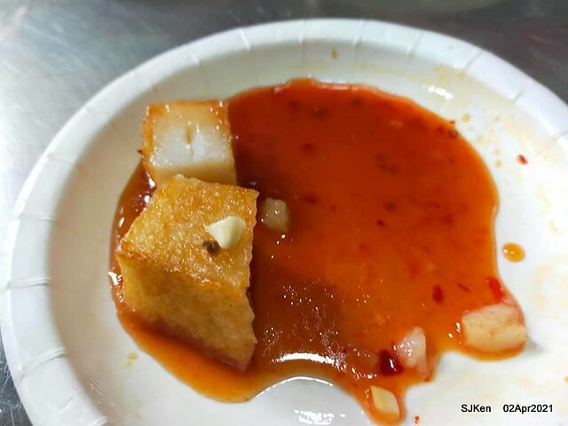 「板橋宮口街生炒魷魚＆炸蘿蔔糕」(Raw fried squid & fried radish cake booth), Hsinpei city, Taiwan, April 2, 2021.