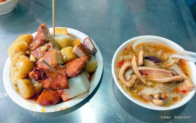 「板橋宮口街生炒魷魚＆炸蘿蔔糕」(Raw fried squid & fried radish cake booth), Hsinpei city, Taiwan, April 2, 2021.