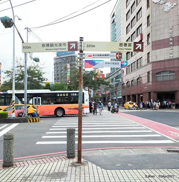 「板橋宮口街生炒魷魚＆炸蘿蔔糕」(Raw fried squid & fried radish cake booth), Hsinpei city, Taiwan, April 2, 2021.