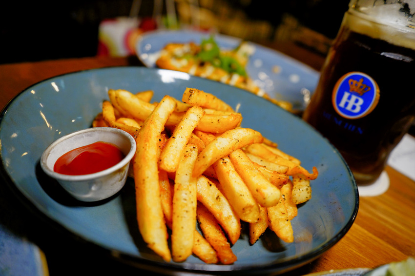 美食|台北 Schumann’s Bistro No. 6 舒曼六號餐館(南京店) 德國豬腳、黑白啤酒 南京復興、小巨蛋聚餐餐廳推薦!