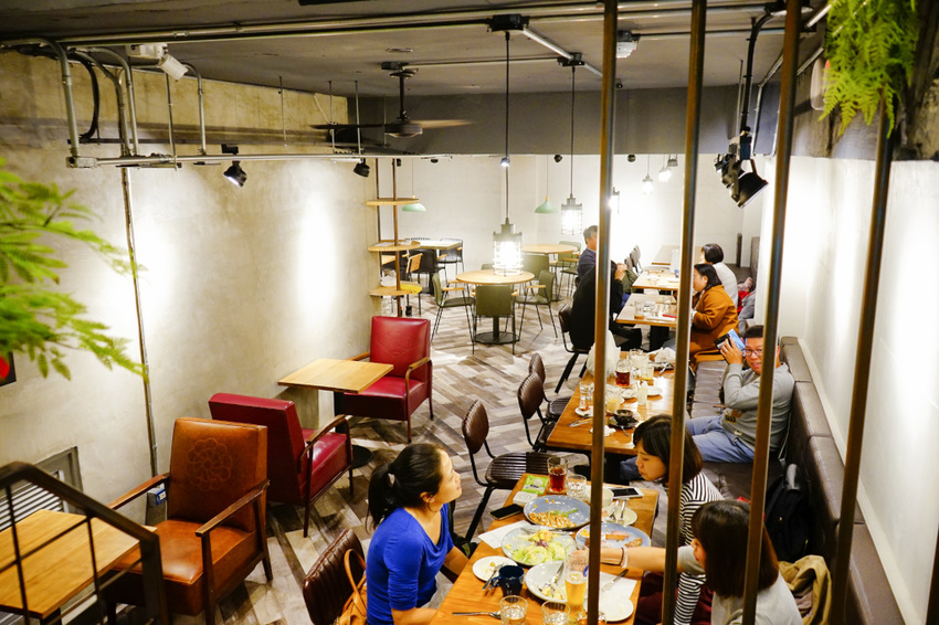 美食|台北 Schumann’s Bistro No. 6 舒曼六號餐館(南京店) 德國豬腳、黑白啤酒 南京復興、小巨蛋聚餐餐廳推薦!