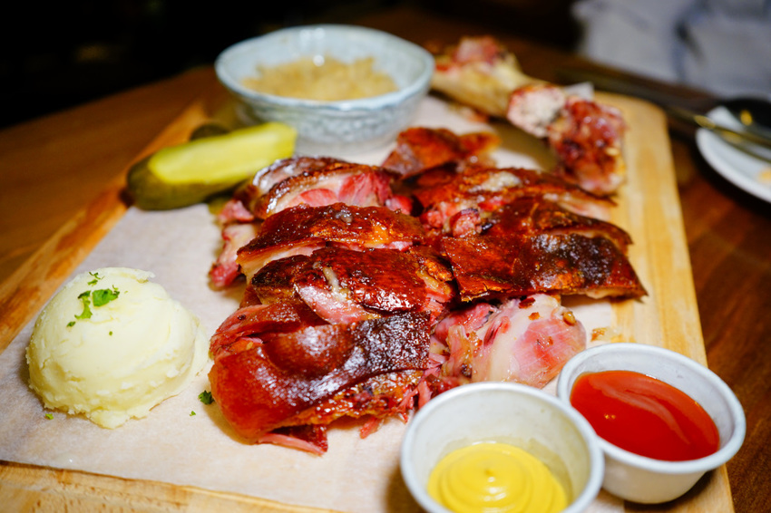 美食|台北 Schumann’s Bistro No. 6 舒曼六號餐館(南京店) 德國豬腳、黑白啤酒 南京復興、小巨蛋聚餐餐廳推薦!