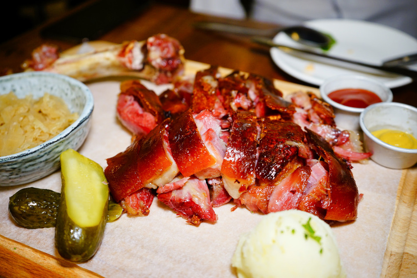 美食|台北 Schumann’s Bistro No. 6 舒曼六號餐館(南京店) 德國豬腳、黑白啤酒 南京復興、小巨蛋聚餐餐廳推薦!