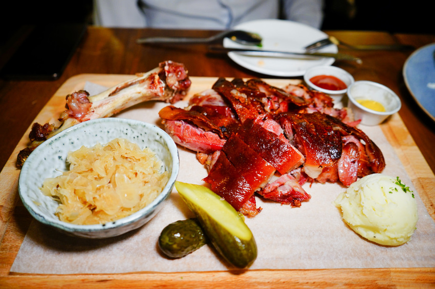 美食|台北 Schumann’s Bistro No. 6 舒曼六號餐館(南京店) 德國豬腳、黑白啤酒 南京復興、小巨蛋聚餐餐廳推薦!