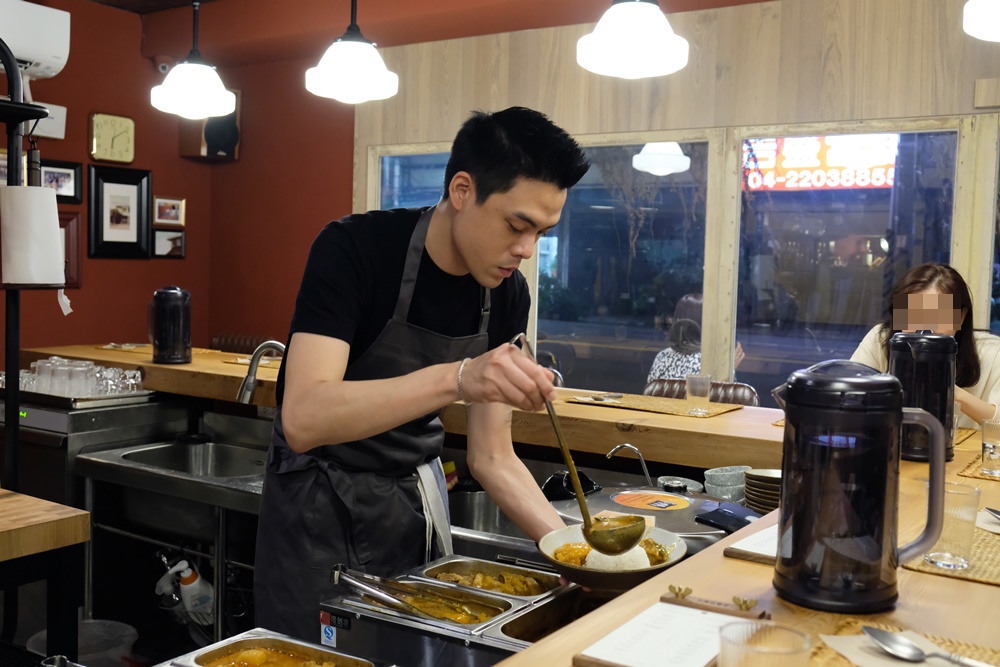 台中咖哩︳小陳故事多：馬來西亞彭于晏的家傳咖哩飯 - 金大佛的奪門而出家網誌