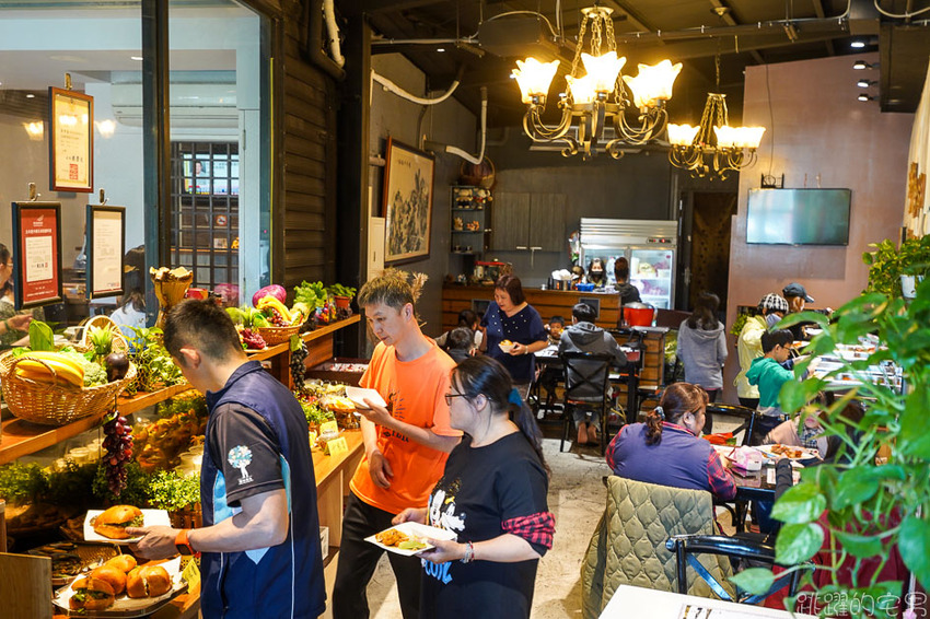 花蓮最新吃到飽! 林澤記麻辣火鍋推出中午自助餐吃到飽只要330元 螃蟹、鮮蝦 豬腳 連牛肉麵都可以無限點 招牌甜點 招牌甜點不吃會後悔 早餐也有吃到飽喔!