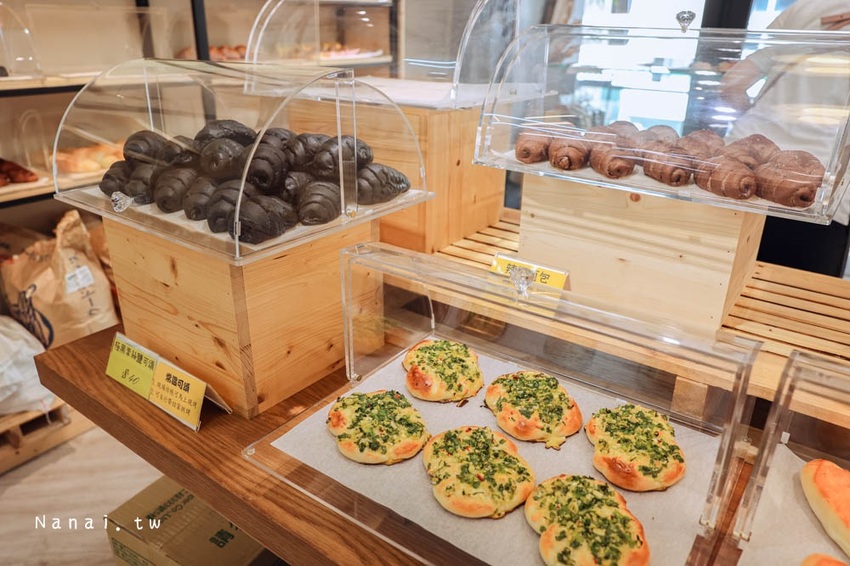 牛胖の手作 鹽可頌：台中一中商圈竟然有夢幻系彩虹鈕扣乳酪禮盒、季節限定真材實料草莓寶盒，必買期間限定牛胖禮盒 - Nana愛旅行札記