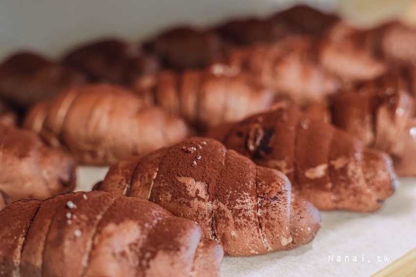 牛胖の手作 鹽可頌：台中一中商圈竟然有夢幻系彩虹鈕扣乳酪禮盒、季節限定真材實料草莓寶盒，必買期間限定牛胖禮盒 - Nana愛旅行札記