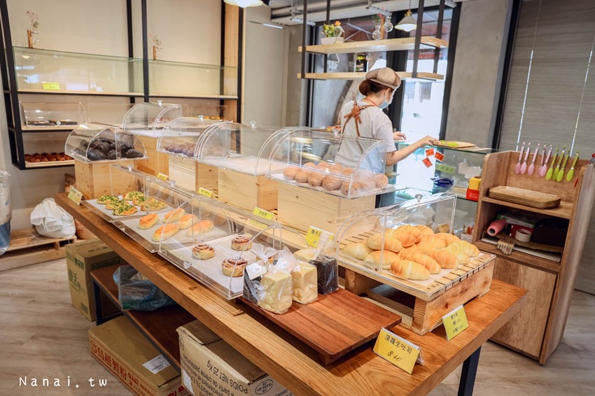 牛胖の手作 鹽可頌：台中一中商圈竟然有夢幻系彩虹鈕扣乳酪禮盒、季節限定真材實料草莓寶盒，必買期間限定牛胖禮盒 - Nana愛旅行札記