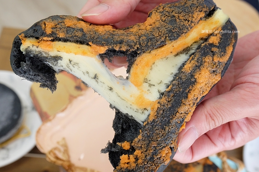 牛胖の手作鹽可頌。每日限量、出爐秒殺!爆餡「極黑起司鹽可頌」、想吃記得先預訂! @蹦啾♥謝蘿莉 La vie heureuse