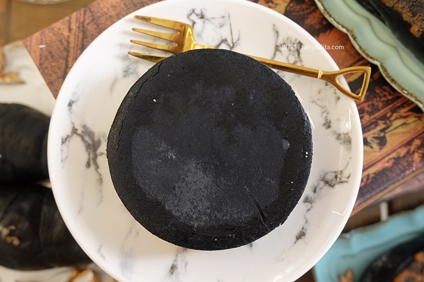 牛胖の手作鹽可頌。每日限量、出爐秒殺!爆餡「極黑起司鹽可頌」、想吃記得先預訂! @蹦啾♥謝蘿莉 La vie heureuse