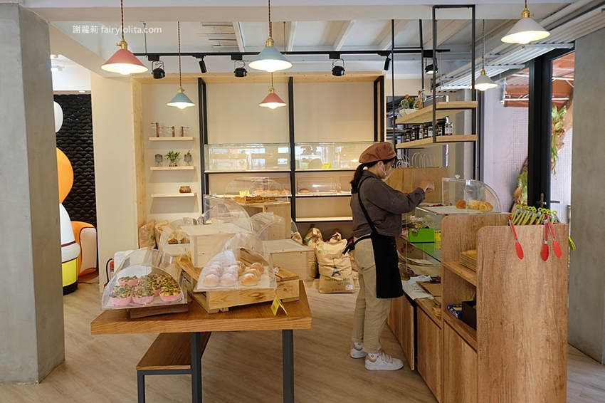 牛胖の手作鹽可頌。每日限量、出爐秒殺!爆餡「極黑起司鹽可頌」、想吃記得先預訂! @蹦啾♥謝蘿莉 La vie heureuse