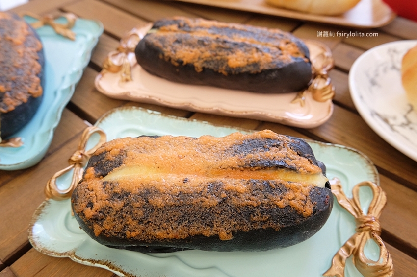 牛胖の手作鹽可頌。每日限量、出爐秒殺!爆餡「極黑起司鹽可頌」、想吃記得先預訂! @蹦啾♥謝蘿莉 La vie heureuse