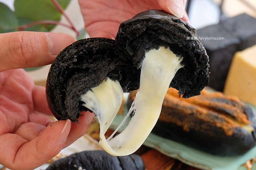 牛胖の手作鹽可頌。每日限量、出爐秒殺!爆餡「極黑起司鹽可頌」、想吃記得先預訂! @蹦啾♥謝蘿莉 La vie heureuse