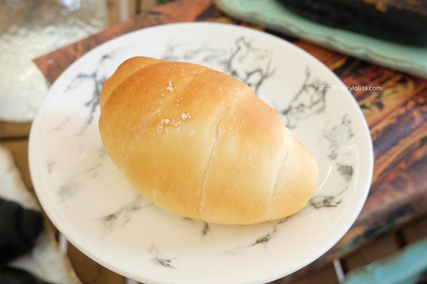 牛胖の手作鹽可頌。每日限量、出爐秒殺!爆餡「極黑起司鹽可頌」、想吃記得先預訂! @蹦啾♥謝蘿莉 La vie heureuse