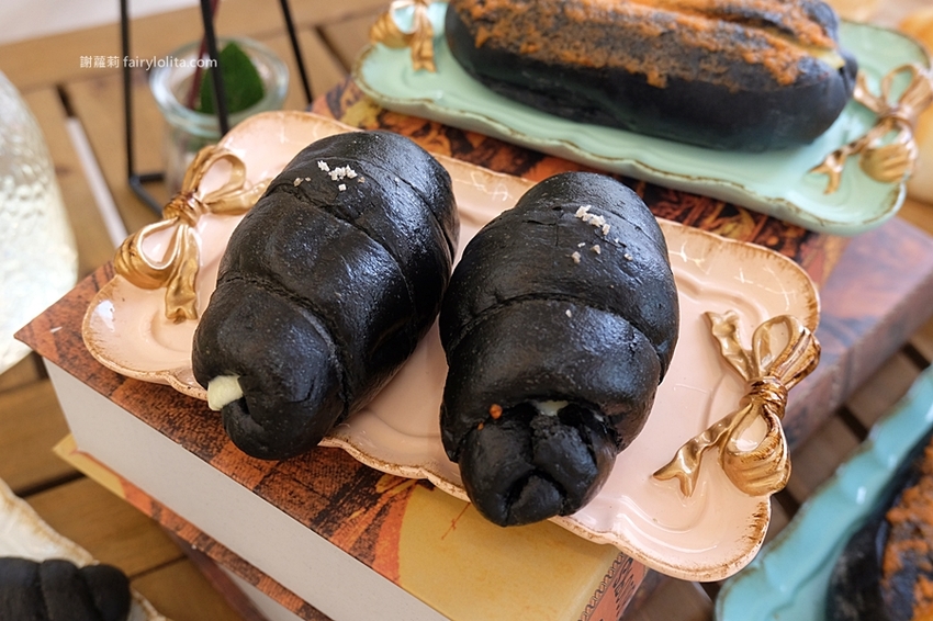 牛胖の手作鹽可頌。每日限量、出爐秒殺!爆餡「極黑起司鹽可頌」、想吃記得先預訂! @蹦啾♥謝蘿莉 La vie heureuse