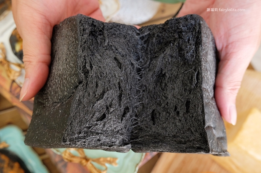 牛胖の手作鹽可頌。每日限量、出爐秒殺!爆餡「極黑起司鹽可頌」、想吃記得先預訂! @蹦啾♥謝蘿莉 La vie heureuse