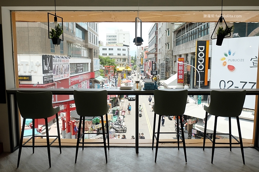 牛胖の手作鹽可頌。每日限量、出爐秒殺!爆餡「極黑起司鹽可頌」、想吃記得先預訂! @蹦啾♥謝蘿莉 La vie heureuse