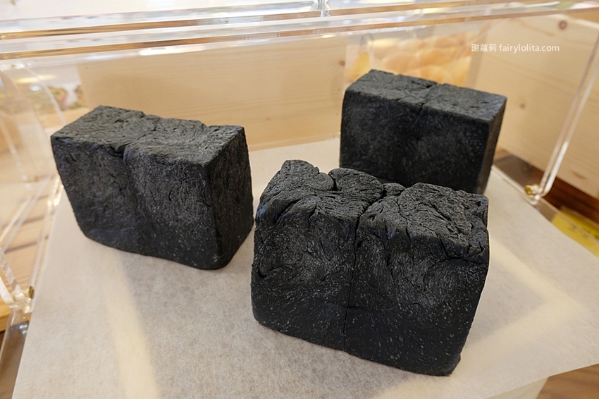 牛胖の手作鹽可頌。每日限量、出爐秒殺!爆餡「極黑起司鹽可頌」、想吃記得先預訂! @蹦啾♥謝蘿莉 La vie heureuse