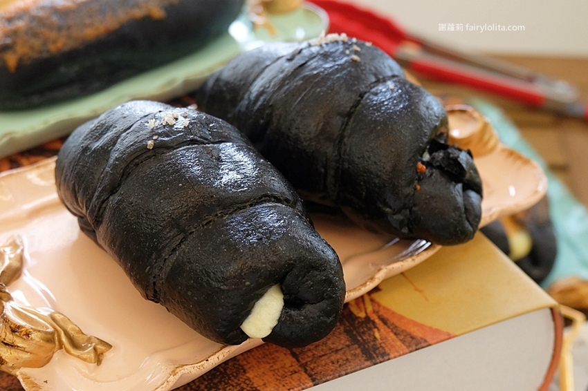 牛胖の手作鹽可頌。每日限量、出爐秒殺!爆餡「極黑起司鹽可頌」、想吃記得先預訂! @蹦啾♥謝蘿莉 La vie heureuse