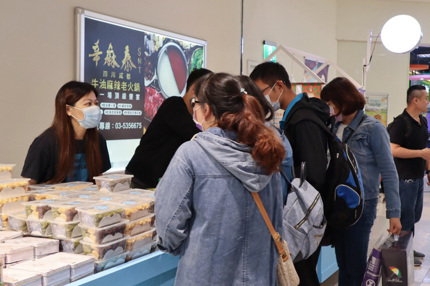 新竹巨城週年慶開跑！愛威鐵盒曲奇餅乾強勢回歸，超人氣涮嘴曲奇餅乾推出聖誕節限定盒款