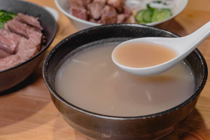 高雄左營｜普拉斯原創牛排 博愛店﻿-平價牛排蓋飯,一份蓋飯能吃到大份量牛肉