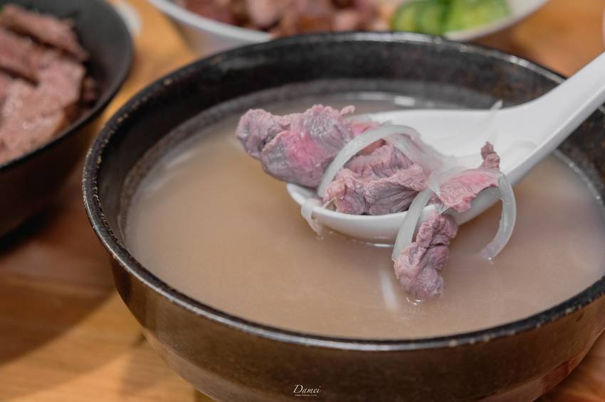 高雄左營｜普拉斯原創牛排 博愛店﻿-平價牛排蓋飯,一份蓋飯能吃到大份量牛肉