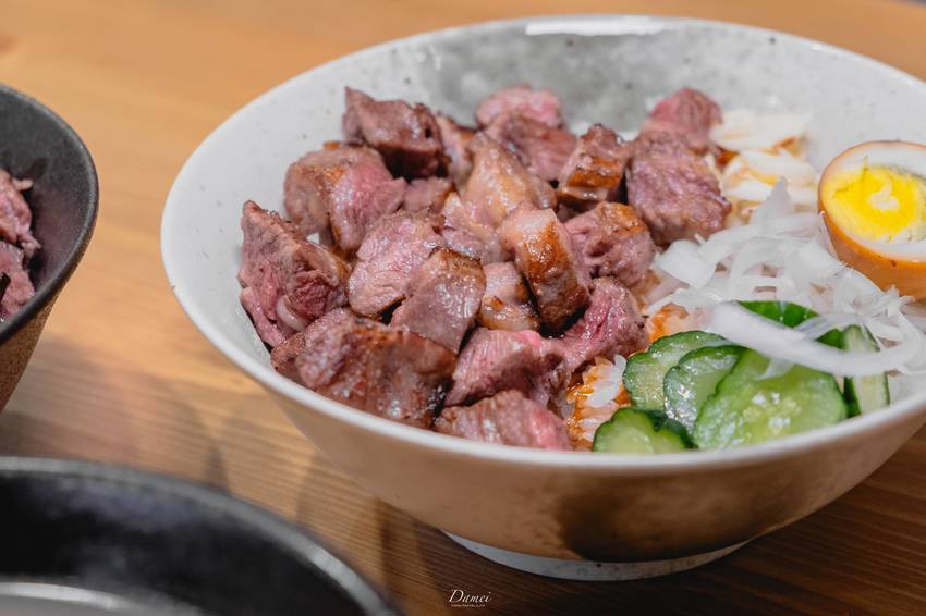 高雄左營｜普拉斯原創牛排 博愛店﻿-平價牛排蓋飯,一份蓋飯能吃到大份量牛肉