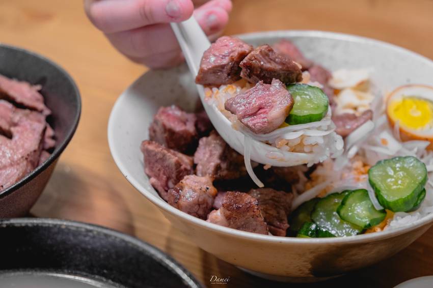 高雄左營｜普拉斯原創牛排 博愛店﻿-平價牛排蓋飯,一份蓋飯能吃到大份量牛肉