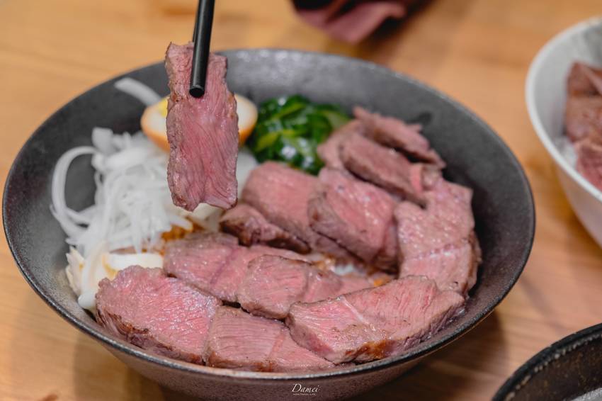 高雄左營｜普拉斯原創牛排 博愛店﻿-平價牛排蓋飯,一份蓋飯能吃到大份量牛肉
