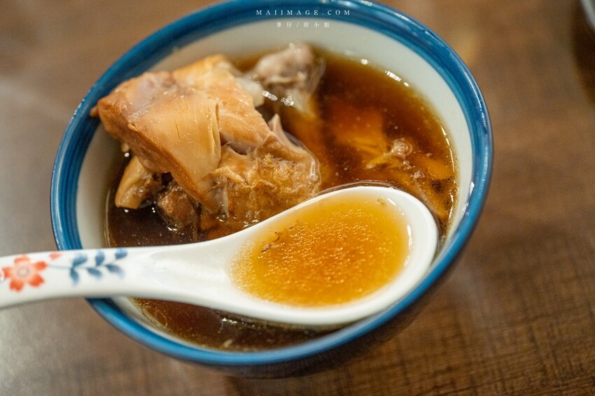 新北市永和區永和美食｜四貝串燒居酒屋～職人串燒料理美味程度滿點，越晚氣氛越棒，三五好友聚餐選這間準沒錯、永安市場