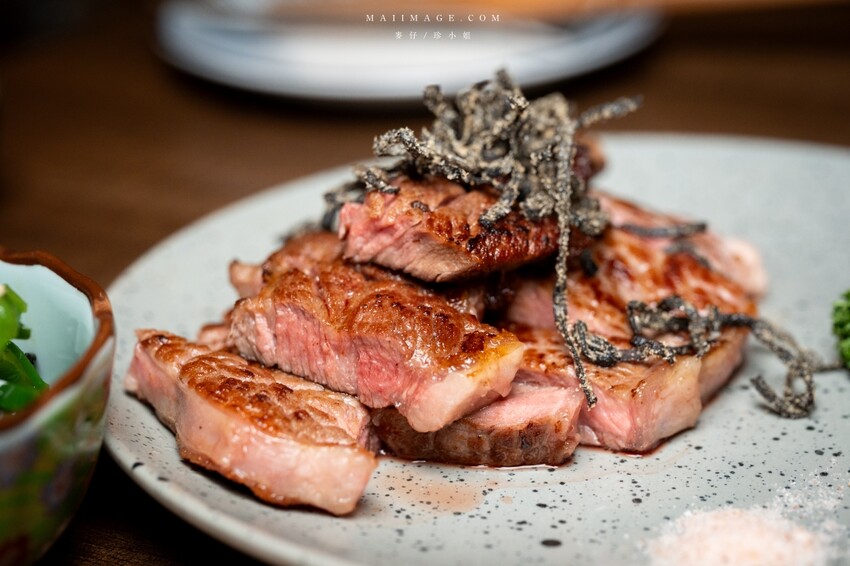 新北市永和區永和美食｜四貝串燒居酒屋～職人串燒料理美味程度滿點，越晚氣氛越棒，三五好友聚餐選這間準沒錯、永安市場