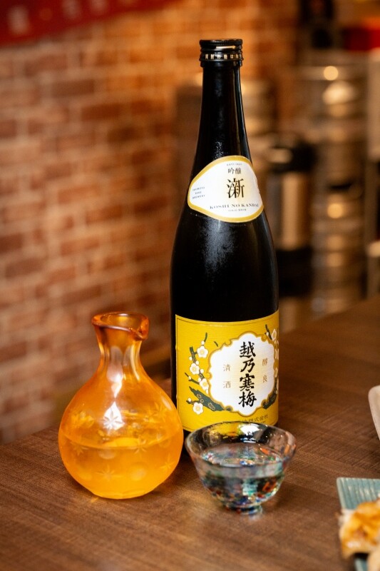 新北市永和區永和美食｜四貝串燒居酒屋～職人串燒料理美味程度滿點，越晚氣氛越棒，三五好友聚餐選這間準沒錯、永安市場