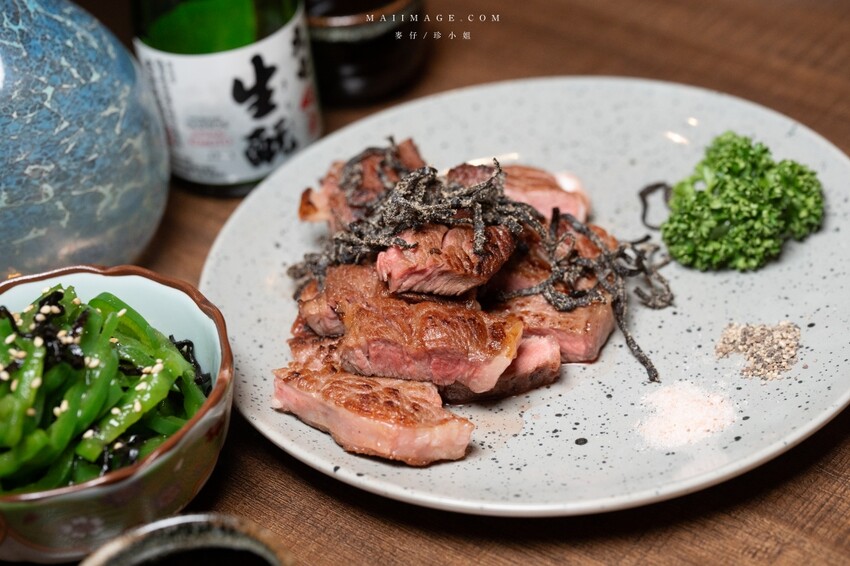 新北市永和區永和美食｜四貝串燒居酒屋～職人串燒料理美味程度滿點，越晚氣氛越棒，三五好友聚餐選這間準沒錯、永安市場