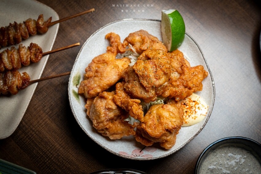 新北市永和區永和美食｜四貝串燒居酒屋～職人串燒料理美味程度滿點，越晚氣氛越棒，三五好友聚餐選這間準沒錯、永安市場