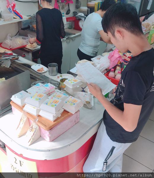 【新莊】小甜甜早餐店,滿滿人情味,大份量早餐,讓你元氣一整天,不僅吃飽飽,還有闆娘甜甜的愛心!!外送自取都方便,開啟你豐富的一天~