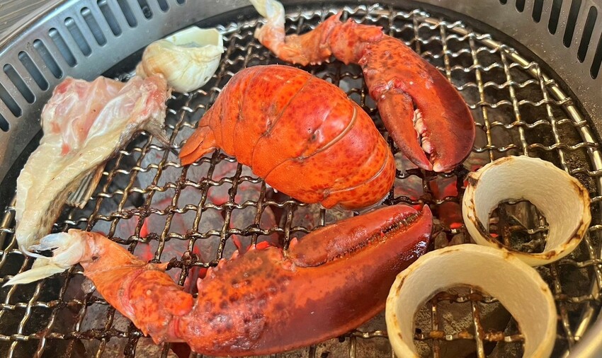 燒肉眾淡水老街店|燒肉眾周年慶,燒肉動漫節,還有鬼滅之刃抽獎活動喔,免費升級100元整隻龍蝦任你吃‼️