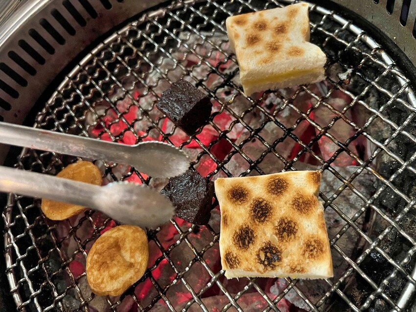 燒肉眾淡水老街店|燒肉眾周年慶,燒肉動漫節,還有鬼滅之刃抽獎活動喔,免費升級100元整隻龍蝦任你吃‼️