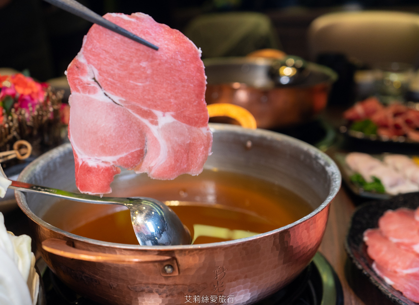 蘆洲美食》銅花精緻涮涮鍋 澳洲和牛頂級海鮮 極致奢華黃金稀飯 約會餐廳推薦 - 艾莉絲愛旅行