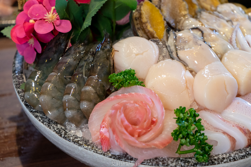 蘆洲美食》銅花精緻涮涮鍋 澳洲和牛頂級海鮮 極致奢華黃金稀飯 約會餐廳推薦 - 艾莉絲愛旅行