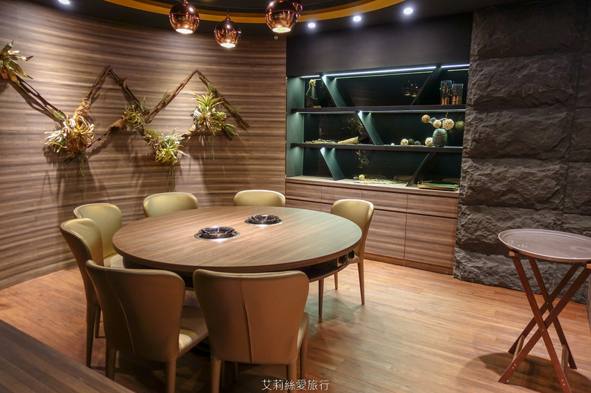 蘆洲美食》銅花精緻涮涮鍋 澳洲和牛頂級海鮮 極致奢華黃金稀飯 約會餐廳推薦 - 艾莉絲愛旅行