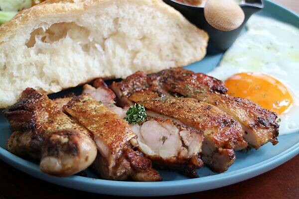 高雄市鼓山區凹子底餐廳推薦*【Humble Cafe 亨寶咖啡】用老屋、綠意點綴色彩,以豐富的食物搭配,是與姊妹聚餐的好選擇