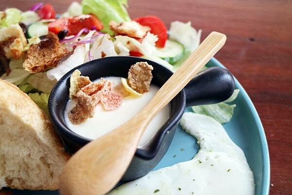 高雄市鼓山區凹子底餐廳推薦*【Humble Cafe 亨寶咖啡】用老屋、綠意點綴色彩,以豐富的食物搭配,是與姊妹聚餐的好選擇