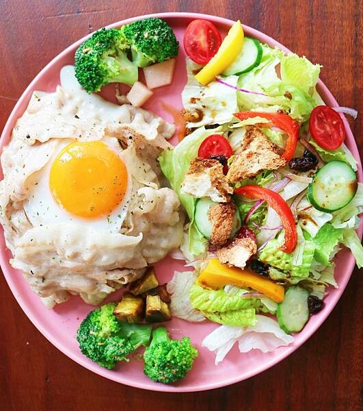 高雄市鼓山區凹子底餐廳推薦*【Humble Cafe 亨寶咖啡】用老屋、綠意點綴色彩,以豐富的食物搭配,是與姊妹聚餐的好選擇