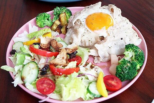 高雄市鼓山區凹子底餐廳推薦*【Humble Cafe 亨寶咖啡】用老屋、綠意點綴色彩,以豐富的食物搭配,是與姊妹聚餐的好選擇