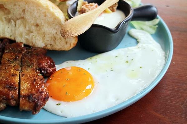 高雄市鼓山區凹子底餐廳推薦*【Humble Cafe 亨寶咖啡】用老屋、綠意點綴色彩,以豐富的食物搭配,是與姊妹聚餐的好選擇