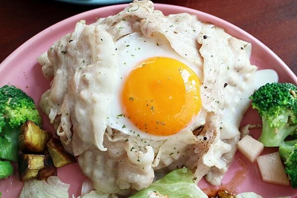 高雄市鼓山區凹子底餐廳推薦*【Humble Cafe 亨寶咖啡】用老屋、綠意點綴色彩,以豐富的食物搭配,是與姊妹聚餐的好選擇