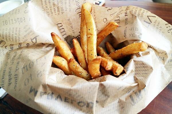 高雄市鼓山區凹子底餐廳推薦*【Humble Cafe 亨寶咖啡】用老屋、綠意點綴色彩,以豐富的食物搭配,是與姊妹聚餐的好選擇