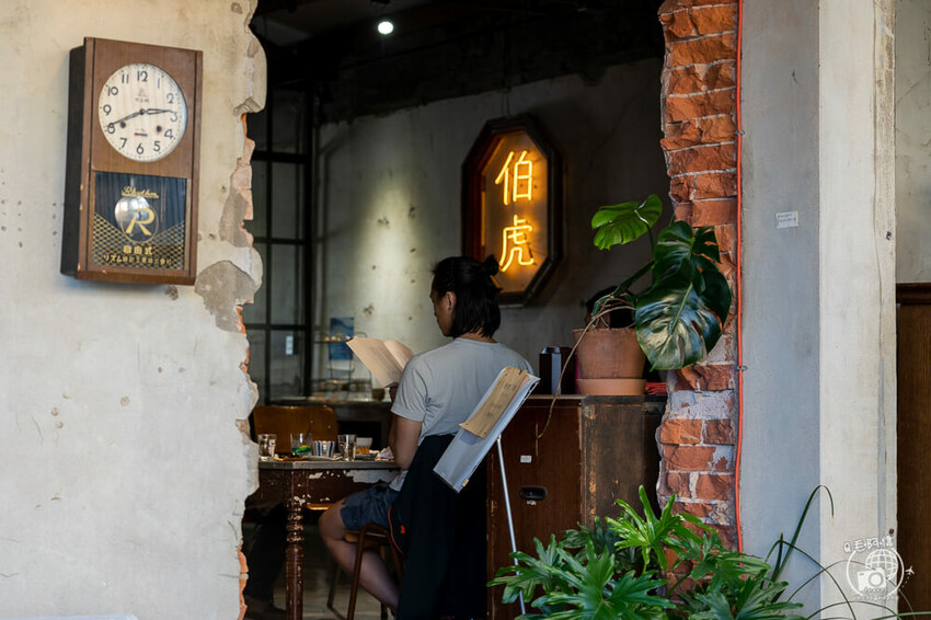 屏東縣恆春鎮伯虎在二樓 |恆春老街必訪計時咖啡館，絕美老宅玻璃屋，直接美到心坎裡～