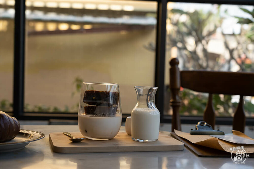 屏東縣恆春鎮伯虎在二樓 |恆春老街必訪計時咖啡館，絕美老宅玻璃屋，直接美到心坎裡～